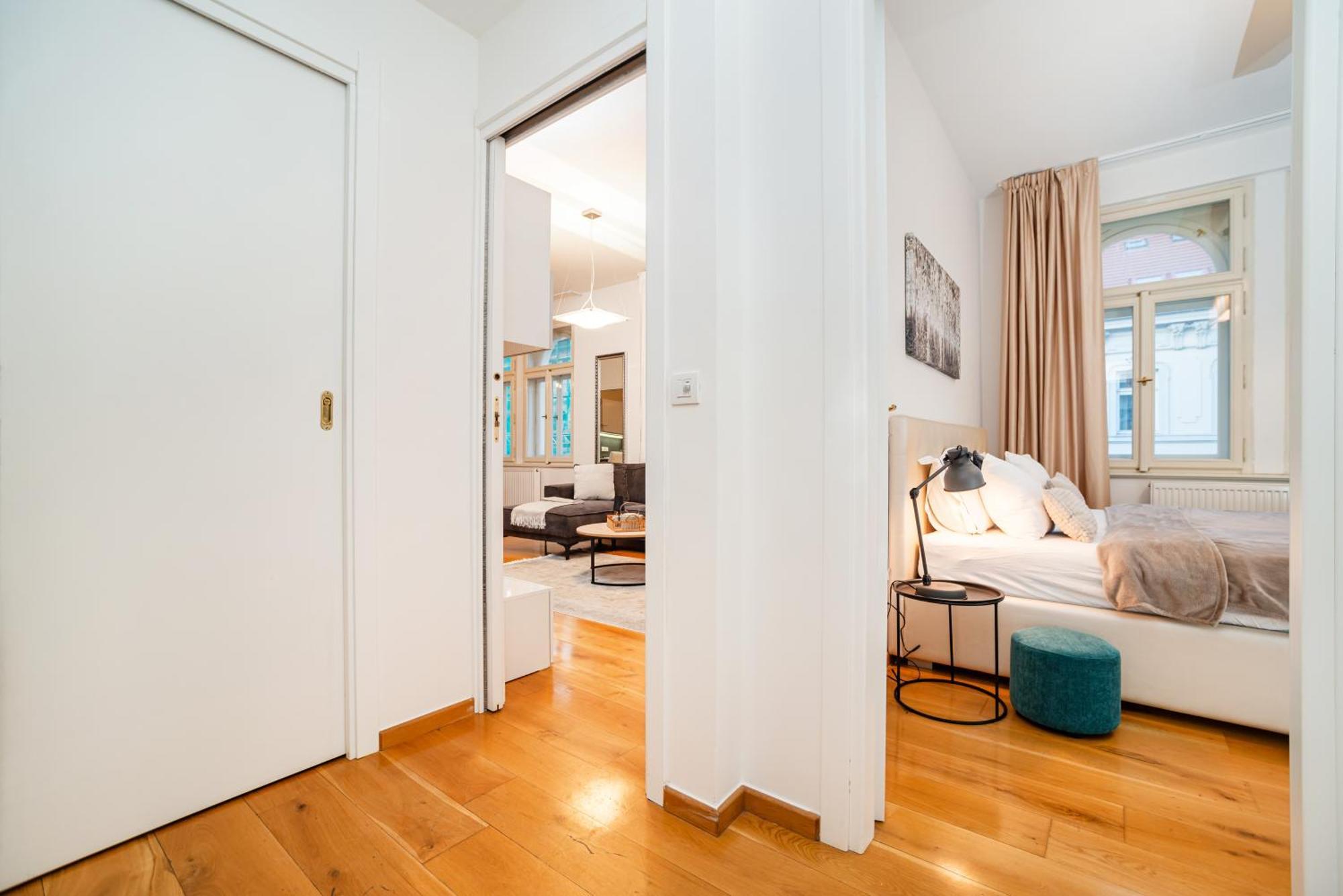 Large And Stylish In Apartament *