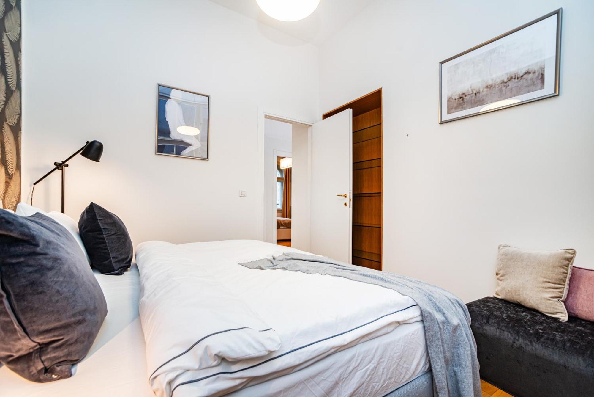 Large And Stylish In Apartament Praga