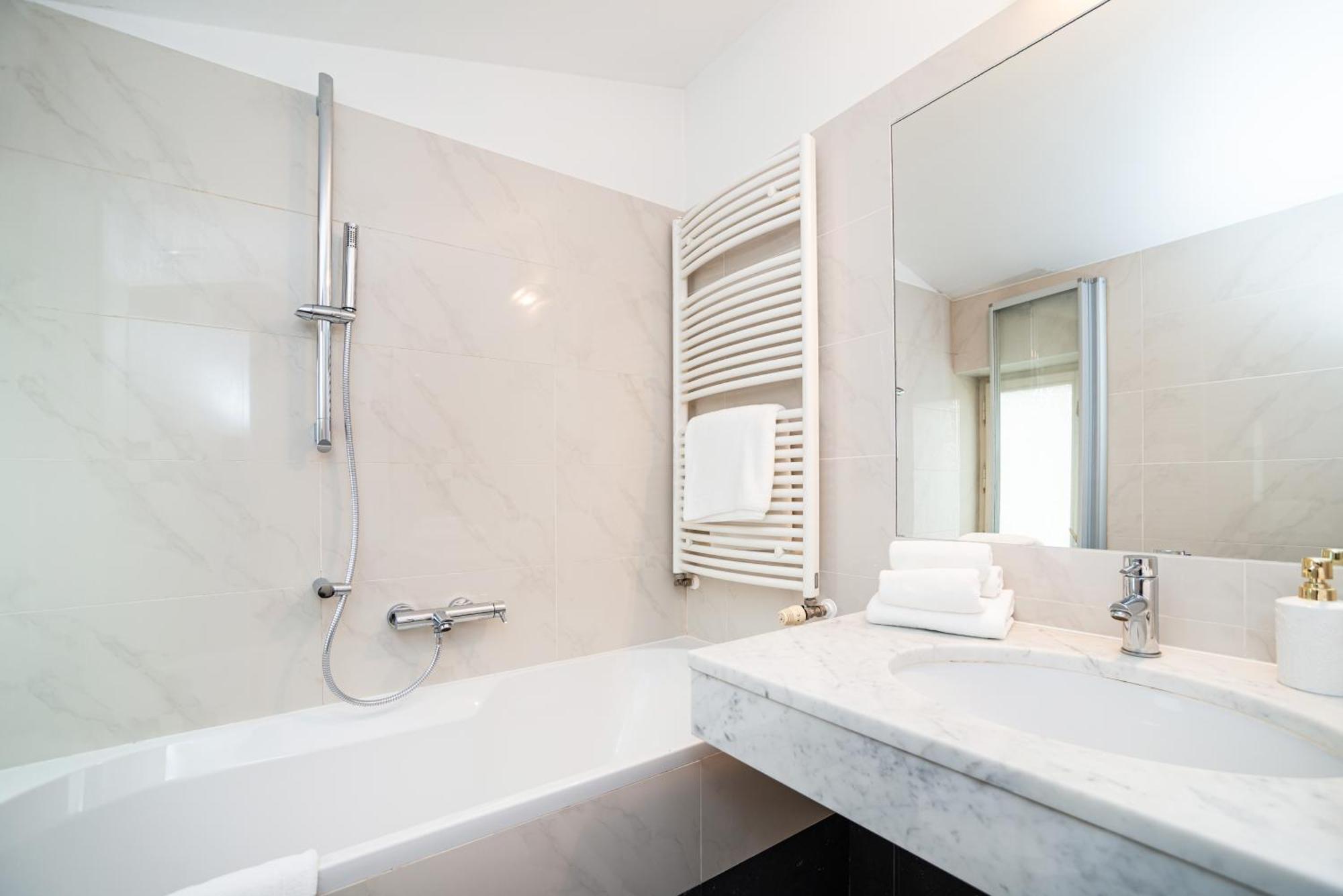 Large And Stylish In Appartamento Praga