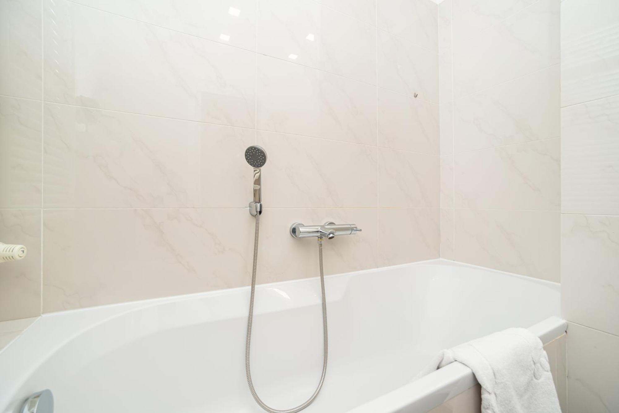Large And Stylish In Appartamento Praga