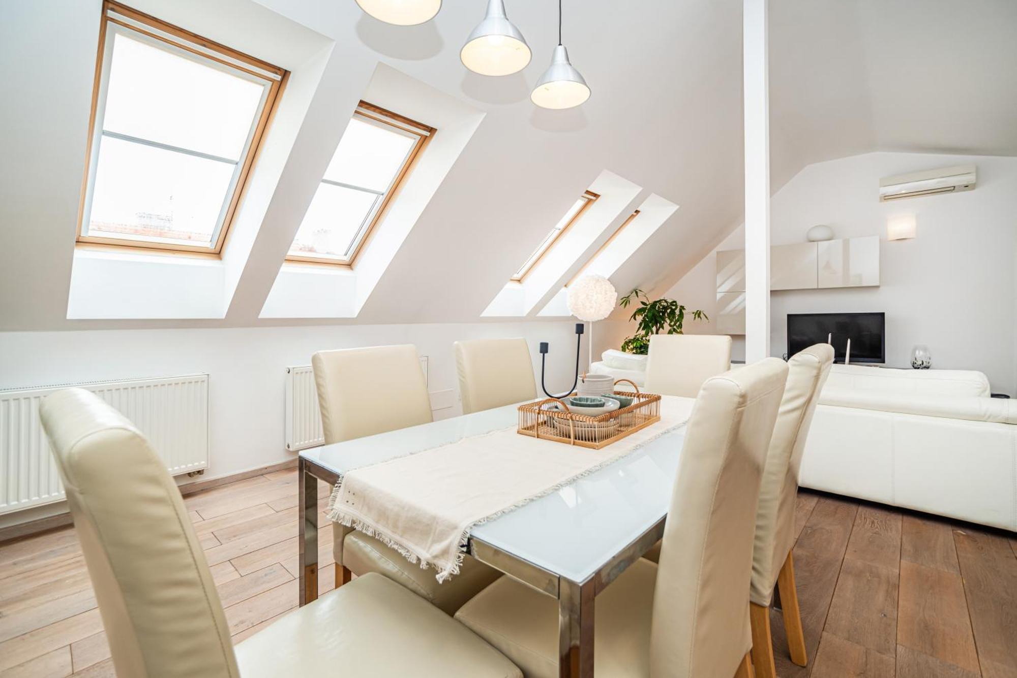 Large And Stylish In Appartamento Praga
